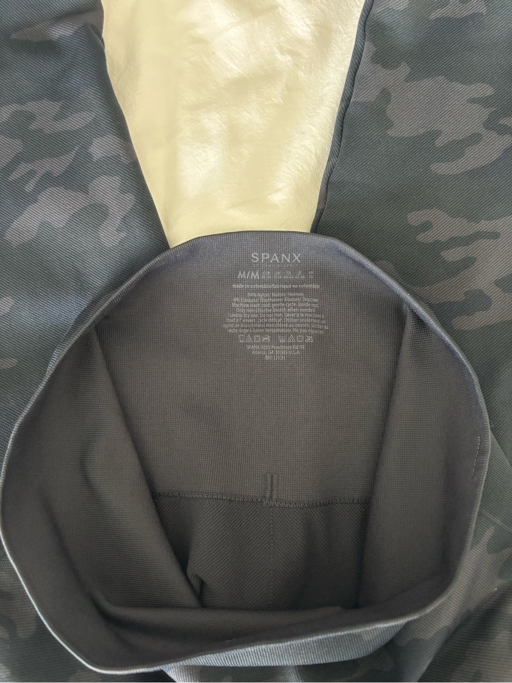 Spanx Look at Me Now Seamless Black Camo High Rise Compression Leggings Women's - Picture 5 of 5